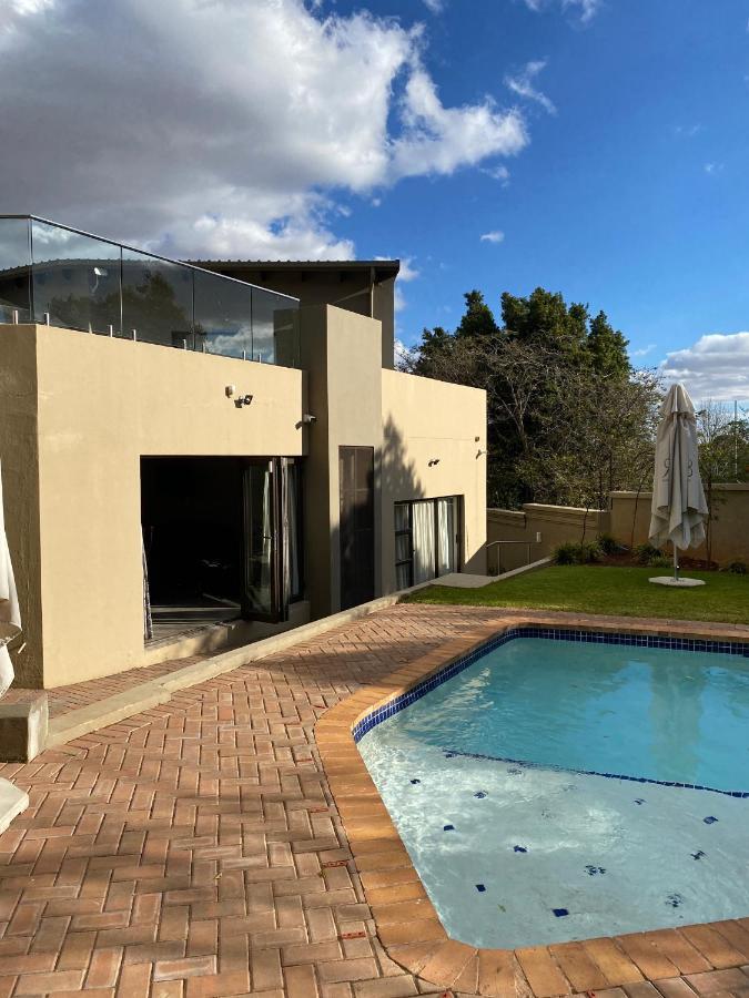 Rnb Guesthouse Roodepoort Bagian luar foto